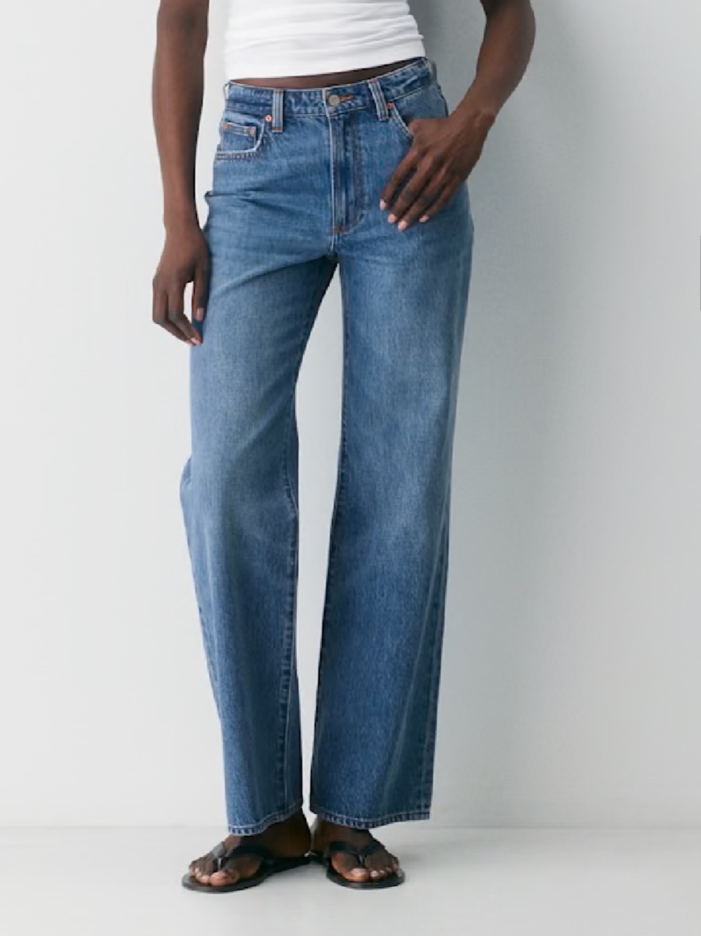 NWT Denim Forum Jeans in Curve Fit Medium Wash, 28